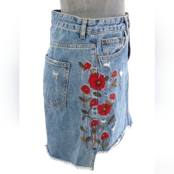 ZARA DENIM HIGH WAISTED FLORAL EMBROIDERED DISTRESSED CUT OFF MINI SKIRT SIZE XS - Picture 3 of 10